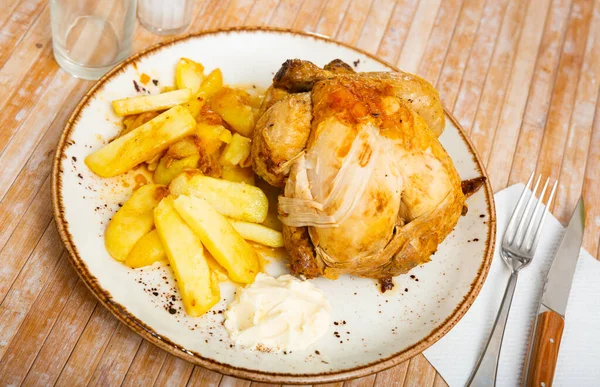 Cały Pieczony Kurczak Podawany Talerzu Dodatkiem Smażonych Ziemniaków Sosem Majonezowym — Zdjęcie stockowe