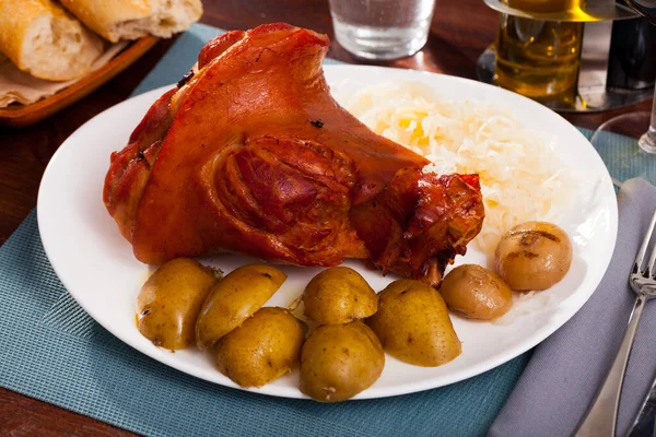 Oven Baked Pork Knuckle Potatoes Cabbage Plate High Quality Photo — Stock Photo, Image