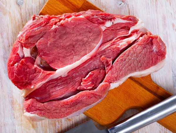 烹调的配料 新鲜的生牛肉在木制切菜板上折返 高质量的照片 — 图库照片