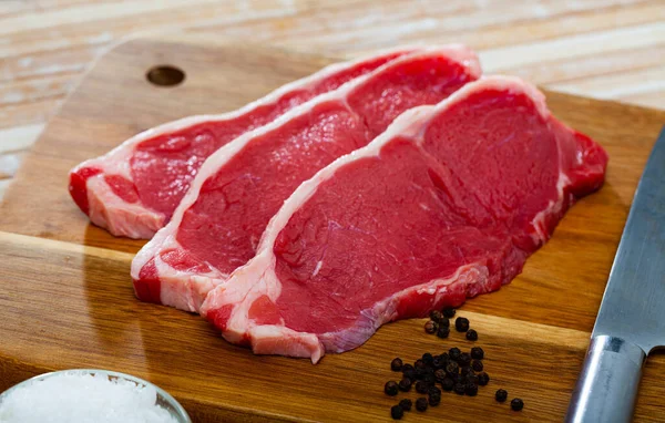 Trozos Rebanados Solomillo Carne Cruda Una Tabla Cortar Madera —  Fotos de Stock