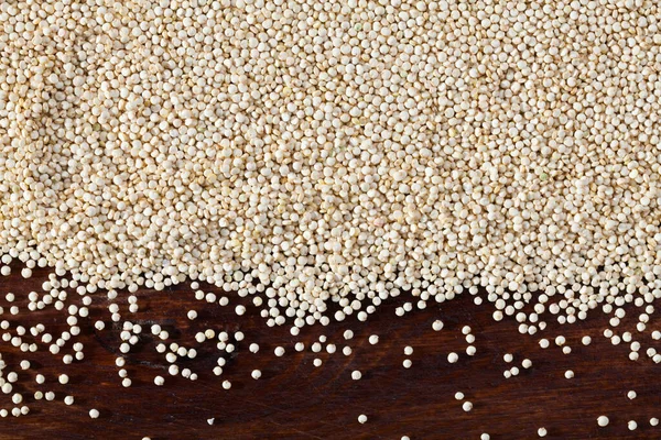 Haufen Quinoa Samen Auf Holzoberfläche Verstreut — Stockfoto