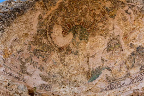 Überreste Alter Farbiger Mosaike Auf Einer Steinmauer Eines Zerstörten Gebäudes — Stockfoto