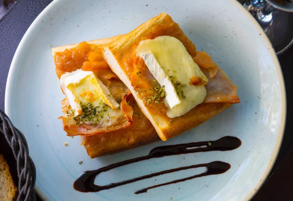 Karamelli Soğanlı Peynirli Pastırmalı Iştah Açıcı Katalan Focaccia — Stok fotoğraf
