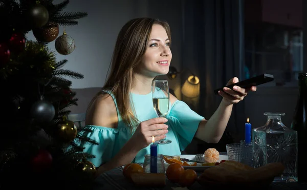 圣诞之夜 年轻快乐的女人一个人看电视 — 图库照片