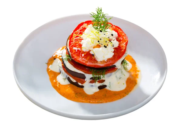 Bakłażan Grilla Pomidory Stos Przyprawione Pikantnym Sosem Pomidorowym Krem Serwowane — Zdjęcie stockowe