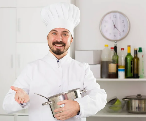 Uśmiechnięty Samiec Kucharz Sprawdzanie Smak Żywności Podczas Przygotowywania Kuchni — Zdjęcie stockowe