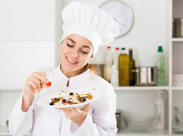 Uśmiechnięta Kobieta Gotować Smaczne Dania Kuchni — Zdjęcie stockowe