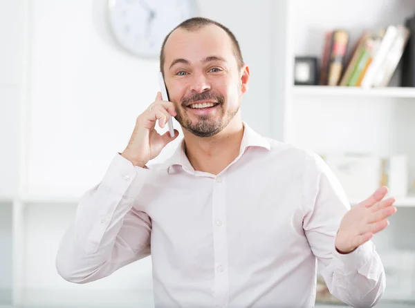 Young Happy European Businessman Office Talking Smartphone — Stock Photo, Image