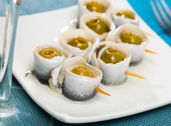 Appetizing Herring Rolls Olives Skewers — Stock Photo, Image