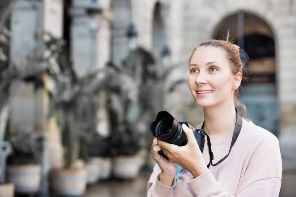 Young Happy Girl Holding Camera Hands Photographing City — Stock Photo, Image