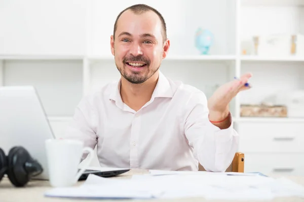 Portrait Smiling Young Successful Worker His Office — Stock Photo, Image