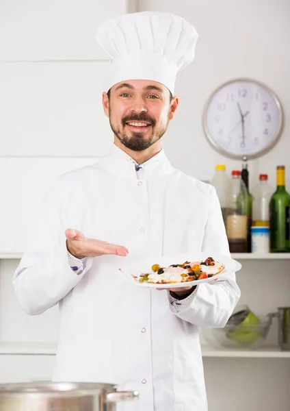 Jonge Mannelijke Kok Bereidt Heerlijk Eten Keuken — Stockfoto