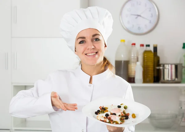 Sorrindo Cozinheiro Feminino Praticando Suas Habilidades Cozinha — Fotografia de Stock