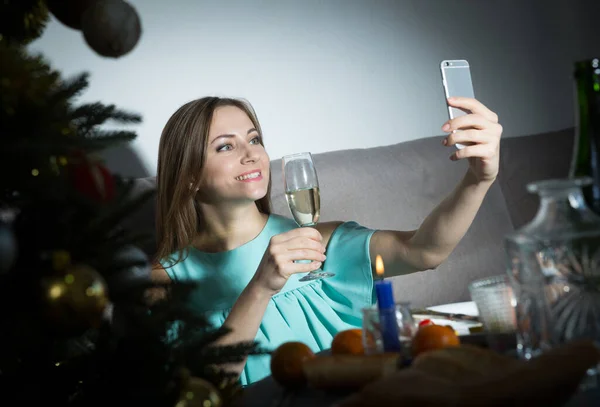 幸せな若いです女性お祝いクリスマスで自宅一人で ワインのガラスと自撮り — ストック写真