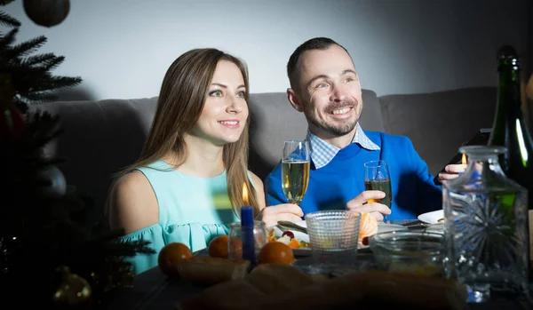 Gut Gelaunte Männer Und Frauen Esstisch Genießen Das Festliche Abendessen — Stockfoto