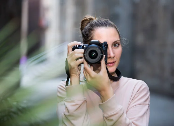 Portait Woman Which Taking Photos While Walking — Stock Photo, Image