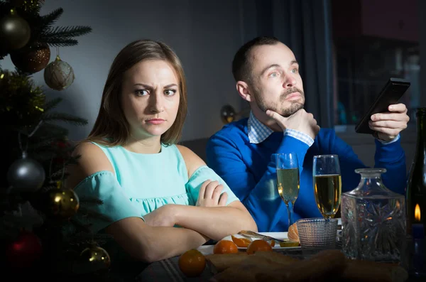 Несчастная Пара Празднует Новый Год Дома Смотрит Телевизор — стоковое фото