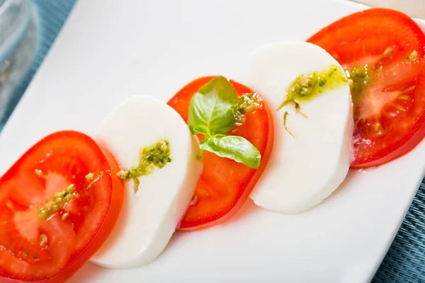 Mediterrane Küche Caprese Salat Tomaten Mozzarella Basilikum Und Pesto Auf — Stockfoto