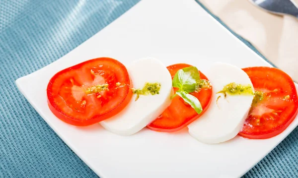 Salade Caprese Fraîche Savoureuse Avec Mozzarella Tomates Feuilles Basilic Pesto — Photo