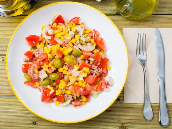 Salat Mit Thunfischkonserven Oliven Und Mais — Stockfoto