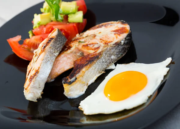 Grilled Salmon Served Fried Egg Fresh Tomatoes Avocado Parsley Black — Photo