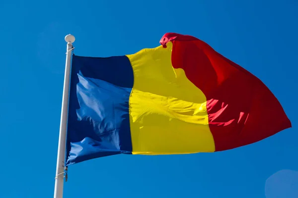 Rumensk Flagg Flagrer Utendørs Vinden – stockfoto