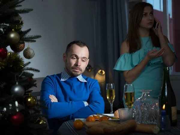 Junges Paar Streitet Bei Weihnachtsfeier — Stockfoto