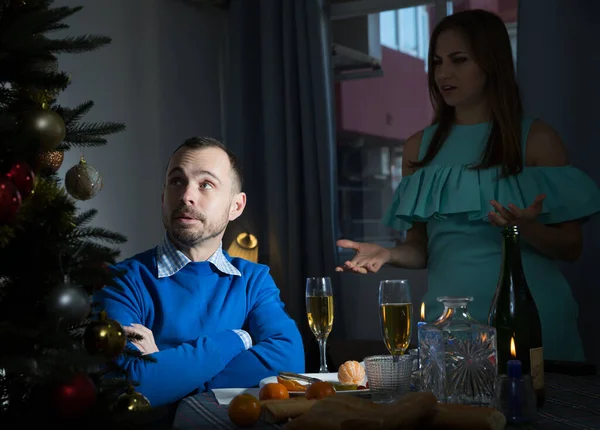 Wütender Mann Und Frau Streiten Sich Der Weihnachtsnacht — Stockfoto
