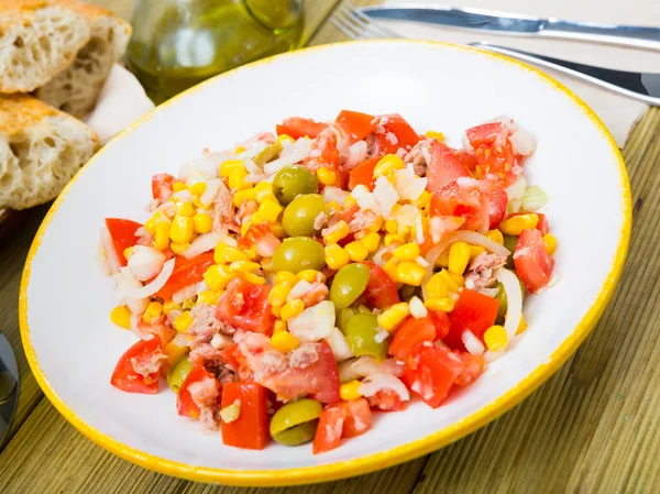 Teller Mit Schmackhaftem Salat Mit Thunfisch Maiskonserven Tomaten Oliven Und — Stockfoto