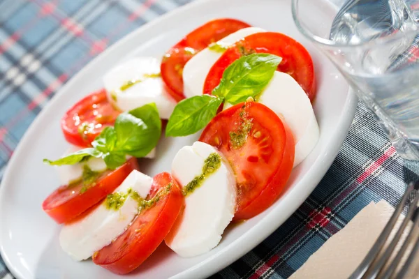 Frischer Würziger Caprese Salat Mit Mozzarella Tomaten Basilikumblättern Und Pesto — Stockfoto