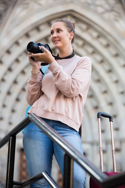 Young Holiday Maker Taking Picture Camera Town — Stock Photo, Image