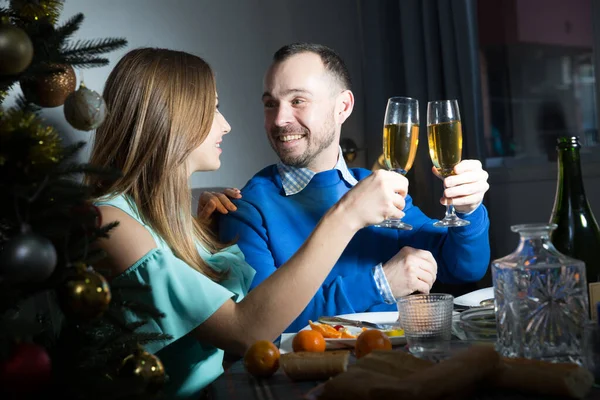 Porträt Eines Verliebten Paares Das Gemeinsam Einem Festlichen Tisch Neujahr — Stockfoto