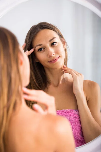 Genç Pozitif Amerikalı Kadın Aynaya Bakarak Yüzünü Inceliyor — Stok fotoğraf
