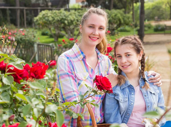 快乐的俄罗斯妇女和青少年拿着篮子站在玫瑰公园里 — 图库照片