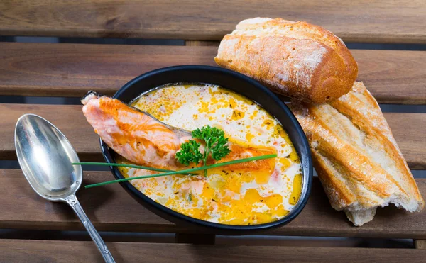 想象一下 美味的奶油汤 配上鲑鱼和蔬菜 放在碗里 桌上放着面包 — 图库照片