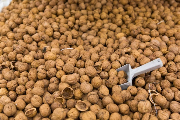 Background Unpeeled Walnuts Sold Indoors Farmers Market — Stock Photo, Image