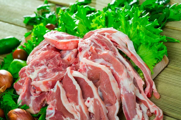 Friss Bárányhús Darabjai Fapultnál Zöldségekkel Főzési Koncepció — Stock Fotó