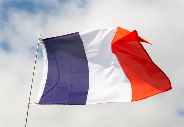 Большой Флаг Франции Закреплен Металлической Палочке Размахивающей Днем Фоне Облачного — стоковое фото