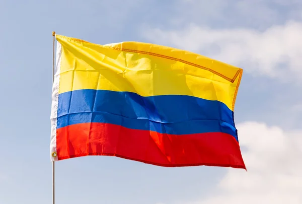 문화와 역사를 상징하는 콜롬비아의 삼색기는 천연자원 국가의 독립을 상징하며 하늘을 — 스톡 사진