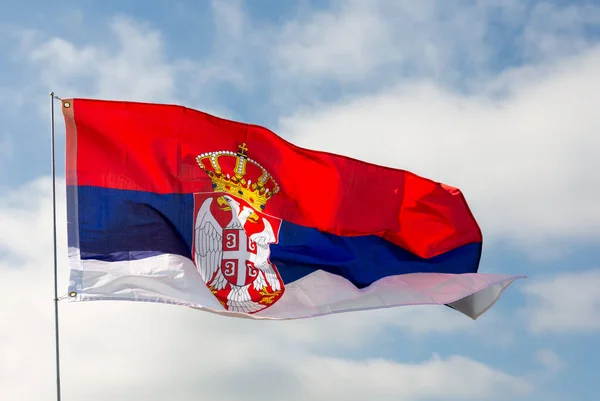 塞尔维亚国旗在蓝天上飘扬 — 图库照片