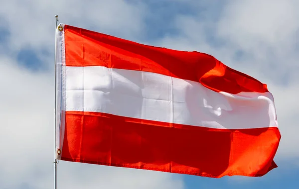 Gran Bandera Austria Fijada Sobre Palo Metal Ondeando Sobre Fondo — Foto de Stock