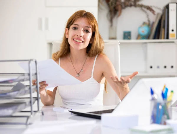 Portrait Cheerful Young Woman Secretary Sitting Table Her Workplace Gesturing — Stock Photo, Image