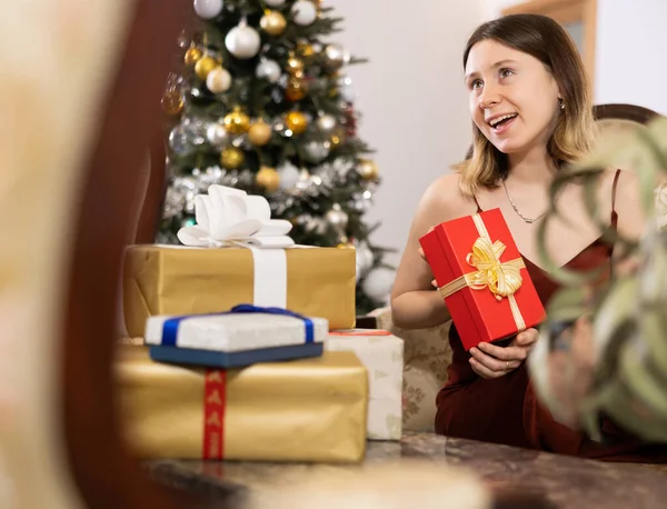 Mladá Žena Očekávání Prázdnin Připravuje Vánoční Dárky Pro Hosty Doma — Stock fotografie