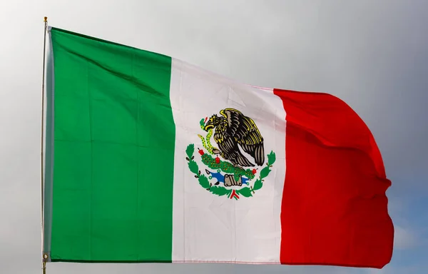 墨西哥国旗在蓝天上飘扬 — 图库照片