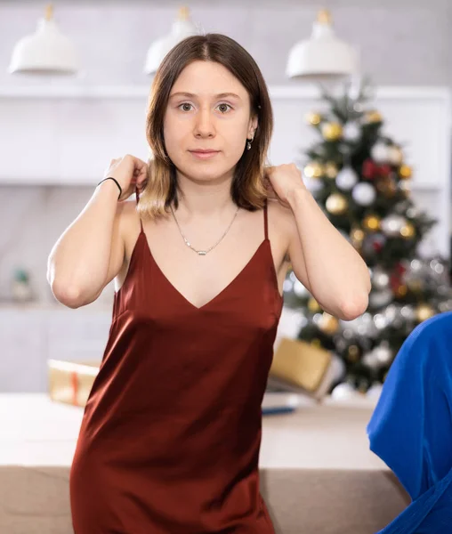 Ung Positiv Kvinna Väntan Julklappar Klänning Som Hon Vill Bära — Stockfoto