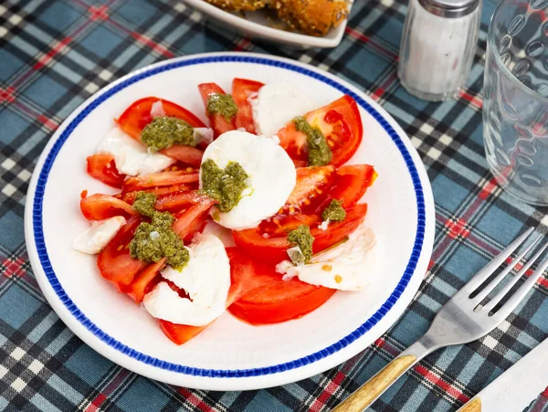Capresesalade Van Gesneden Tomaat Mozzarella Met Balsamico Dressing Geserveerd Een — Stockfoto
