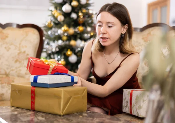 Young Woman Being Anticipation Holiday Prepares Christmas Presents Guests Home — Stock Photo, Image