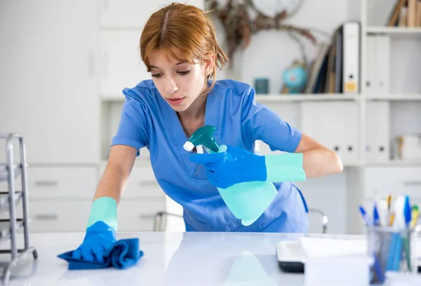 Reinigungskraft Wischt Arbeitstisch Büro Mit Lappen Und Sprayer — Stockfoto