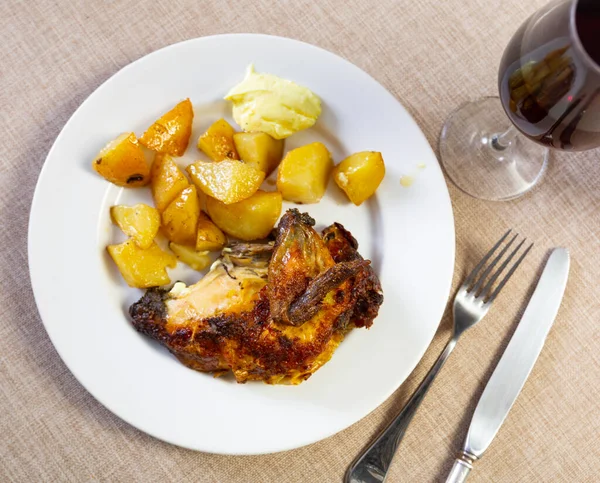Appetitlich Gebratene Hühnerstücke Serviert Mit Ofenkartoffeln Und Aioli Sauce Leckeres — Stockfoto