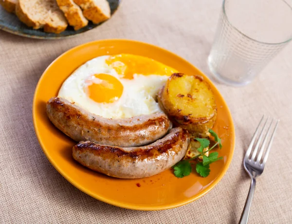 Fried Sausages Potato Pieces Fried Eggs Served Plate Other Table — Stock Photo, Image